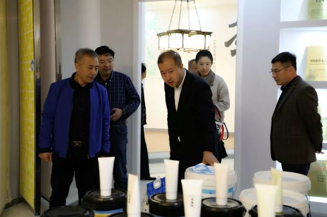 總工會(huì )領(lǐng)導蒞臨乾港 總工會(huì )領(lǐng)導蒞臨乾港